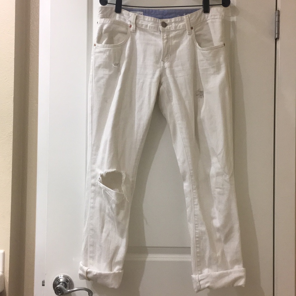 GAP BOYFRIEND RIPPED WHITE JEANS